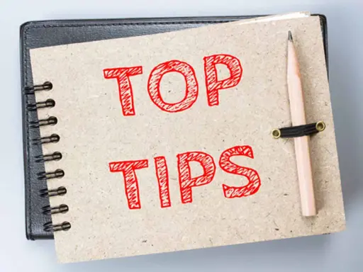 Notatnik z napisem "TOP TIPS" i ołówkiem. Idealne wskazówki, jak nauczyć się angielskiego.