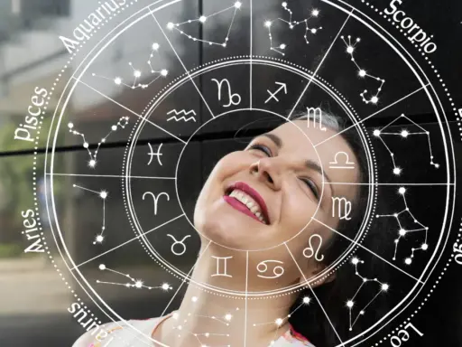Uśmiechnięta kobieta na tle koła zodiaku, gdzie widoczny jest horoskop dzienny - skorpion.