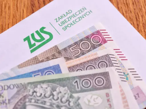 ZUS i polskie banknoty, symbolizujące świadczenia, w tym emeryturę pomostową.