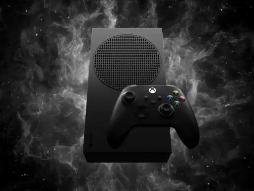 Czarny Xbox Series S i kontroler na tle kosmicznej mgławicy.