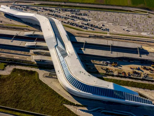 Stazione Afragola, capolavoro dell'architetto Zaha Hadid, vista dall'alto. Un'onda bianca che abbraccia i binari.