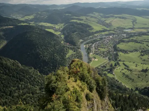 Widok z góry na dolinę Dunajca, miasteczko i zielone wzgórza. To najłagodniejsza trasa na Trzy Korony, idealna na spokojny spacer.