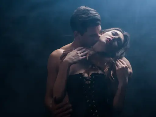 Para, obejmujący kobietę w gorset, jak w opowiadania erotyczne filmy.