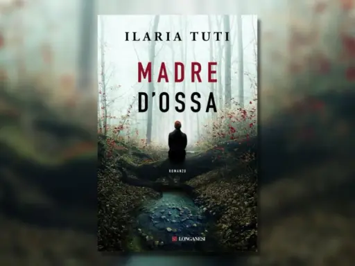 Copertina del romanzo "Madre d'ossa" di Ilaria Tuti. Una figura solitaria siede in un bosco nebbioso, vicino a un ruscello.