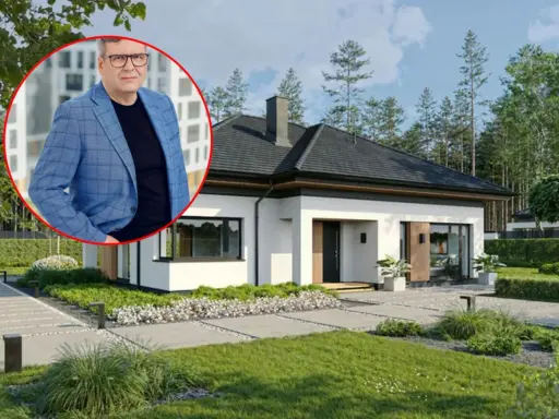 Elegancki dom z perlitu, z nowoczesną architekturą i zadbanym ogrodem. W tle mężczyzna w niebieskiej marynarce.