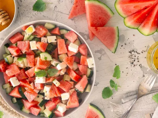 Erfrischender Wassermelonen-Feta-Salat, perfekt für sommerliche melonen rezepte. Mit Gurke, Minze und einem leichten Dressing.