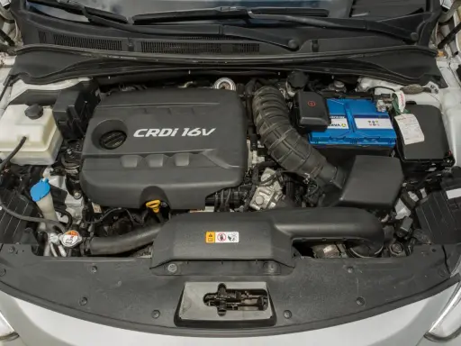 Silnik Kia Sportage 1.7 CRDi z widocznym akumulatorem i elementami układu dolotowego.