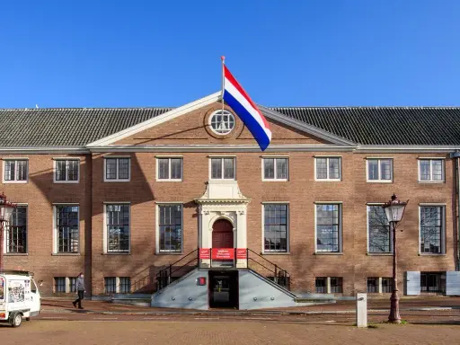 Det ståtliga konstmuseet i Amsterdam, med Nederländernas flagga vajande stolt.