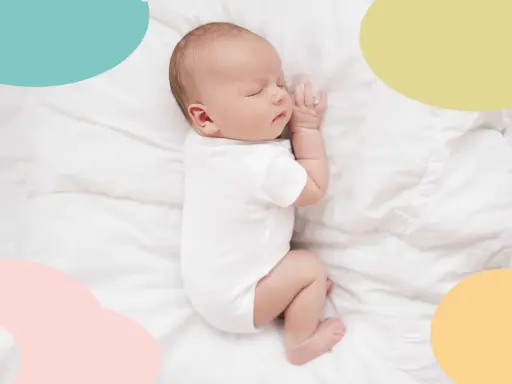 Un bebé duerme plácidamente sobre sábanas blancas. Es una imagen que evoca paz y nos hace pensar en cuando empiezan a dormir mejor los bebés.