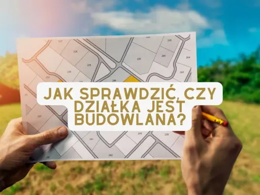 Ręce trzymają mapę z podziałem działek, z tekstem "Jak sprawdzić, czy działka jest budowlana?".