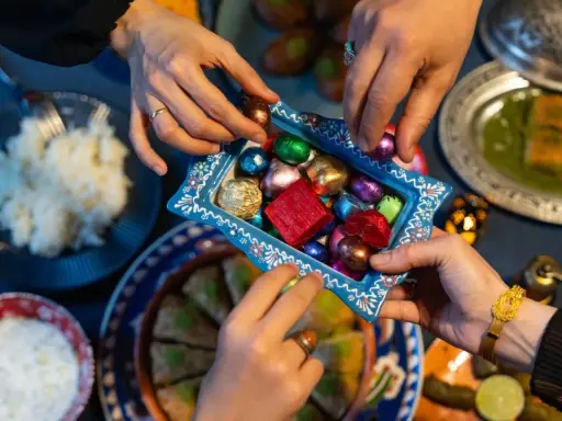Bunte Schokoladen werden beim Zuckerfest geteilt. Wie lange geht das Zuckerfest? Drei Tage voller Freude und Süßigkeiten.