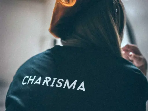 Osoba w bluzie z napisem "CHARISMA" ma charyzmatyczny styl.