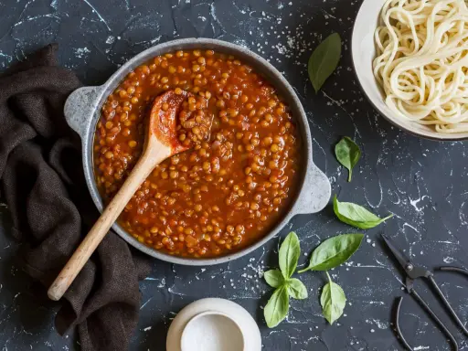 Un gustoso piatto di insalata di lenticchie in umido, pronto per essere servito con pasta.