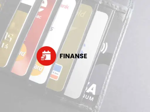 Portfel z kartami kredytowymi. Zrozum, jak karta kredytowa wpływa na zdolność kredytową i Twoje finanse.