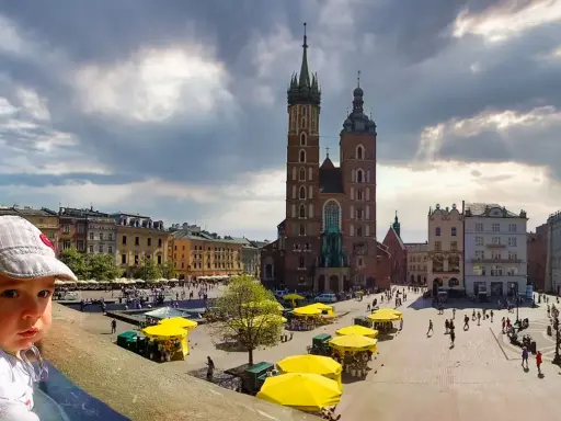 Dziecko na tle Rynku Głównego w Krakowie. To jedno z fajnych miejsc w Krakowie dla młodzieży, pełne życia i zabytków.