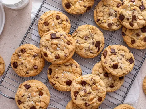 Délicieux cookies aux pépites de chocolat et au beurre de cacahuète, parfaits pour une recette cookies différent parfum.