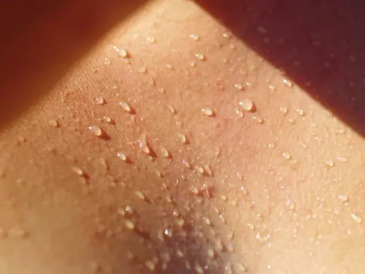 Goccioline di sudore sulla pelle di un bambino, un segno di gioco e calore estivo.