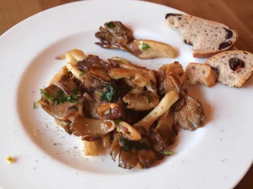Gebratene Austernpilze mit Kräutern und Brot. So einfach lassen sich Austernpilze zubereiten.