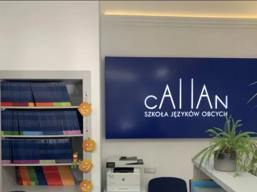 Szkoła językowa oferująca angielski metodą Callana. Na półkach książki, obok dynie. Na ścianie logo szkoły.