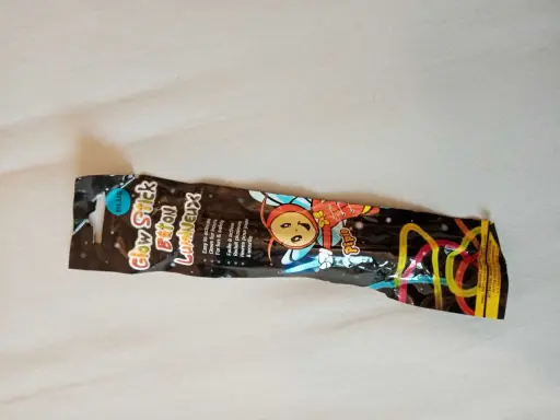 Niebieski, wielokrotnego użytku światło chemiczne "Glow Stick" z postacią Pipo. Idealne na imprezy i do zabawy.