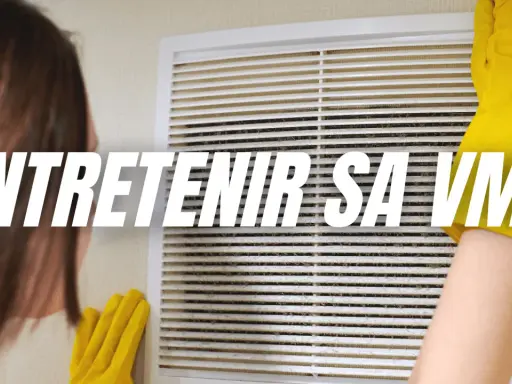 Une main gantée de jaune nettoie une grille de VMC poussiéreuse. La révision de votre VMC est essentielle pour un air sain.