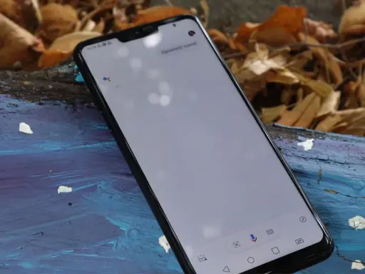 Smartfon z Asystentem Google, na ekranie widoczny napis "Opowiedz kawał".