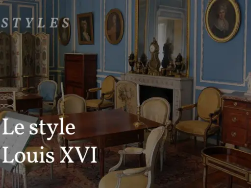 Salon de style Louis XVI avec mobilier d'époque, fauteuils dorés, cheminée ornée et portraits royaux.