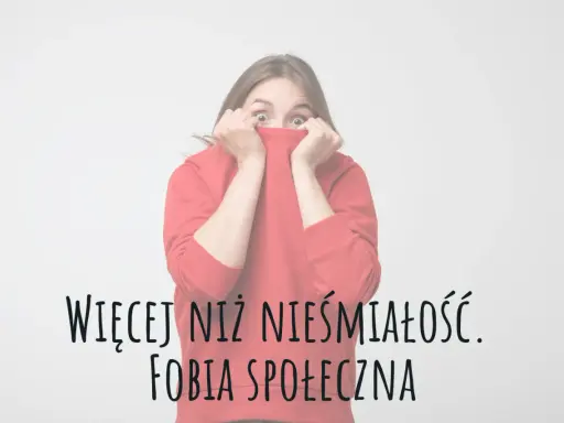 Przerażona nastolatka ukrywa twarz w bluzie. Tekst: "Więcej niż nieśmiałość. Fobia społeczna".