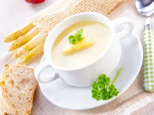 Cremige Spargelsuppe mit frischem Spargel, Brot und Petersilie. Ein köstliches Spargelsuppe Rezept für Genießer.