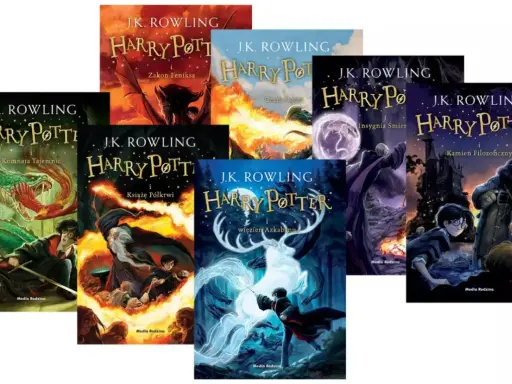 Kolekcja książek o Harrym Potterze, od ilu lat zaczyna się przygoda? Okładki przedstawiają magiczne sceny z różnych tomów serii.