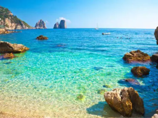 Acque cristalline e Faraglioni iconici: un sogno di mare in Campania.