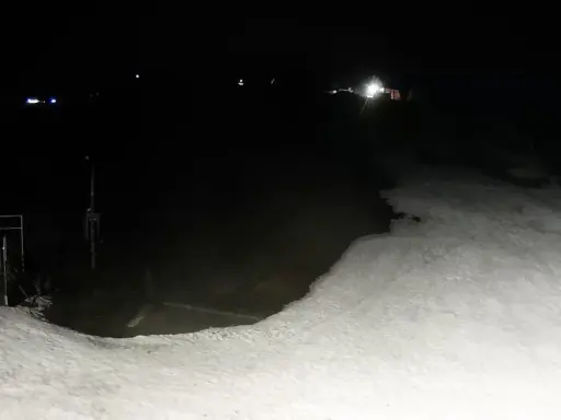 Nocne widoki z olczański wierch kamery. Ośnieżony stok i wyciąg narciarski w ciemności.