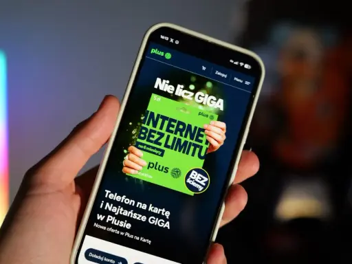 Telefon na kartę w Plusie: pakiet w plusie za 30 zł oferuje internet bez limitu na 6 miesięcy.