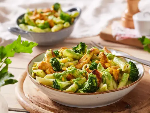 Gesunde Penne mit Hähnchen, Brokkoli und Mais. Perfekt für schnelle Fitness Rezepte, leicht und lecker.