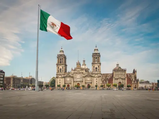 Meksyk w grudniu. Ogromna katedra i plac Zócalo, z meksykańską flagą dumnie powiewającą na wietrze.
