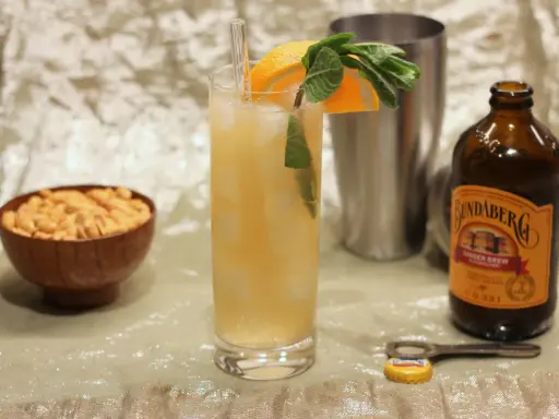 Ein erfrischendes Getränk mit Orange und Minze, dazu eine Flasche Ginger Brew und Erdnüsse. Selbst ein leidender Bastard würde hier aufleben.