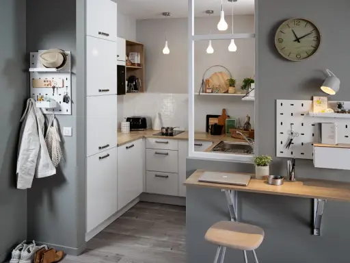 Une cuisine moderne et fonctionnelle, parfaite pour une idée petite cuisine. Rangements astucieux, coin repas pliable et déco murale pratique.
