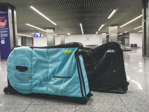 Dwie torby na rowery Evoc czekają na transport samolotem na lotnisku.