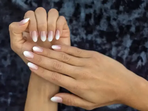 Eleganckie paznokcie french beżowy z delikatnym ombre, idealne na każdą okazję.