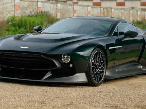 Ein dunkelgrüner Aston Martin Victor, ein Meisterwerk der Ingenieurskunst, dessen Preis nur für wenige erschwinglich ist.