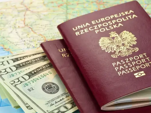 Dwa polskie paszporty, banknoty dolarowe i mapa. Planujesz podróż i zastanawiasz się, jak wyrobić paszport?