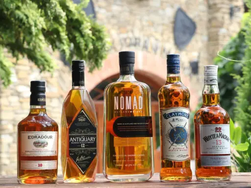 Pięć butelek whisky: Edradour, Antiquary, Nomad, Claymore i Whyte & Mackay. Co to whisky? To trunek z długą historią.