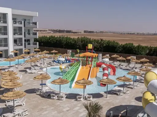 Amwaj Blue Beach Resort & Spa opinie: hotel z basenami, zjeżdżalniami wodnymi i leżakami pod parasolami.