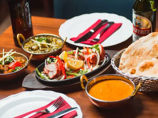 En härlig indisk måltid med tandoori kyckling, curryrätter och naanbröd. En perfekt upplevelse för dig som söker bästa indiska restaurangen Malmö.