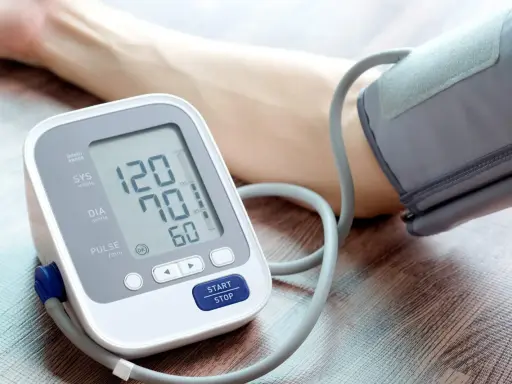 Ciśnieniomierz pokazuje 120/70 mmHg i puls 60. Co oznacza puls 90? To wynik pomiaru, który warto skonsultować z lekarzem.