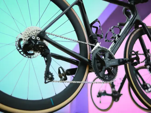 Część rowerowa z napędem Shimano 105, widoczna kaseta, przerzutka i korba.
