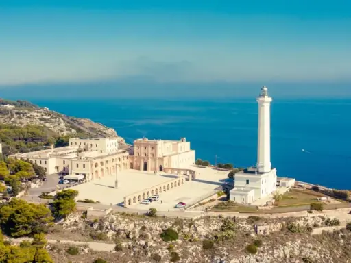 Il santuario e il faro di Santa Maria di Leuca dominano il lungomare, con il blu intenso del mare sullo sfondo.