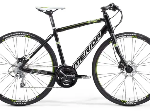 Czarny rower Merida Speeder z zielonymi akcentami. Merida to znana firma produkująca rowery.