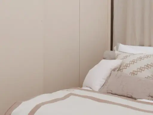Sovrumsinspiration med en stor, ljus garderob och en inbjudande säng med många kuddar.