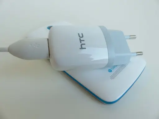 Ładowarka HTC podłączona do telefonu HTC Desire 500 czarny.